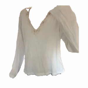 långärmad spetströja - långärmadspetströja ja köpte secondhand i höstas, ÄLSKAR!!!! ger sånna fairycore vibes. enda grejen e att den är lite stor för mig😩 inte på ett fult sätt utan mer en oversized fit på mig som är XS-S. färgen är vit/cremevit & fler bilder kan lösas. hör av dig vid frågor<33
