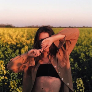 Beige skjorta - Underbar skjorta i härligt mjukt material. En av öglorna till knapparna har lossnat lite, men går enkelt att fixa eller bara låta va!