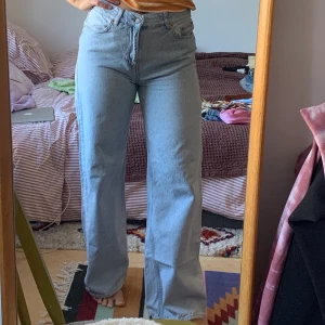 Junkyard jeans  - Jeans från Junkyard, sitter som en smäck med fin passform. Vida ben hela vägen men sitter åt runt rumpa och uppsida lår! Strl W29 men passar W28 lika bra!  Kan mötas i Sthlm innerstad alt frakta mot kostand!