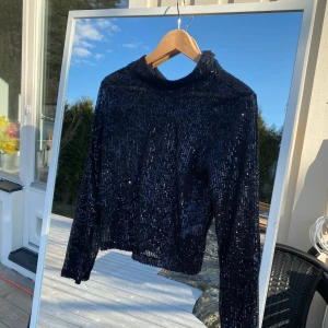 Fest tröja  - Säljer denna tröjan eftersom jag inte använder den längre jag använde den en gång på nyår den är genomskinlig som man kan se på bild 2. Perfekt fest tröja som inte är för mycket eller för lite. Priset går att diskutera✨☺️