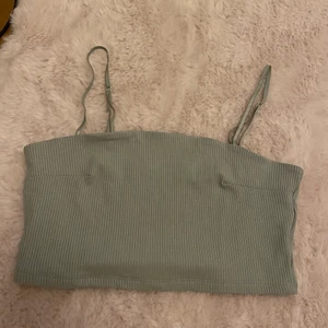 Topp - Snygg topp i finaste gröna färgen, perfekt när man är brun på sommaren! Från madlady, storleken är L men passar även S och M då den är liten i storlek💚💚 aldrig använd