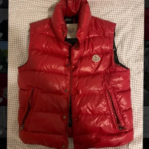 Moncler tib väst size XS/S - Fin mocler tib väst i size 0, vilket är XS-S. I bra skick och köpt på kaspersheat, saknar cartoon. Passar både tjej som kille och kvitto finns! Bjuder på frakten! Läggs upp igen pga oseriös köpare!