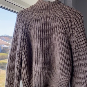 Sweatshirt från H&M - Jättemysig tröja som jag använt någon gång till skolan men tycker inte om hur den sitter på mig då jag tog en mindre storlek än vad jag brukar ha.