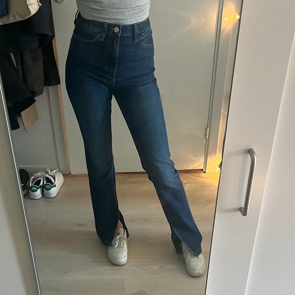 Mörkblå jeans med slits från Zara i storlek 34. Är 172 cm och är perfekta i längd på mig. Aldrig använda.. Jeans & Byxor.