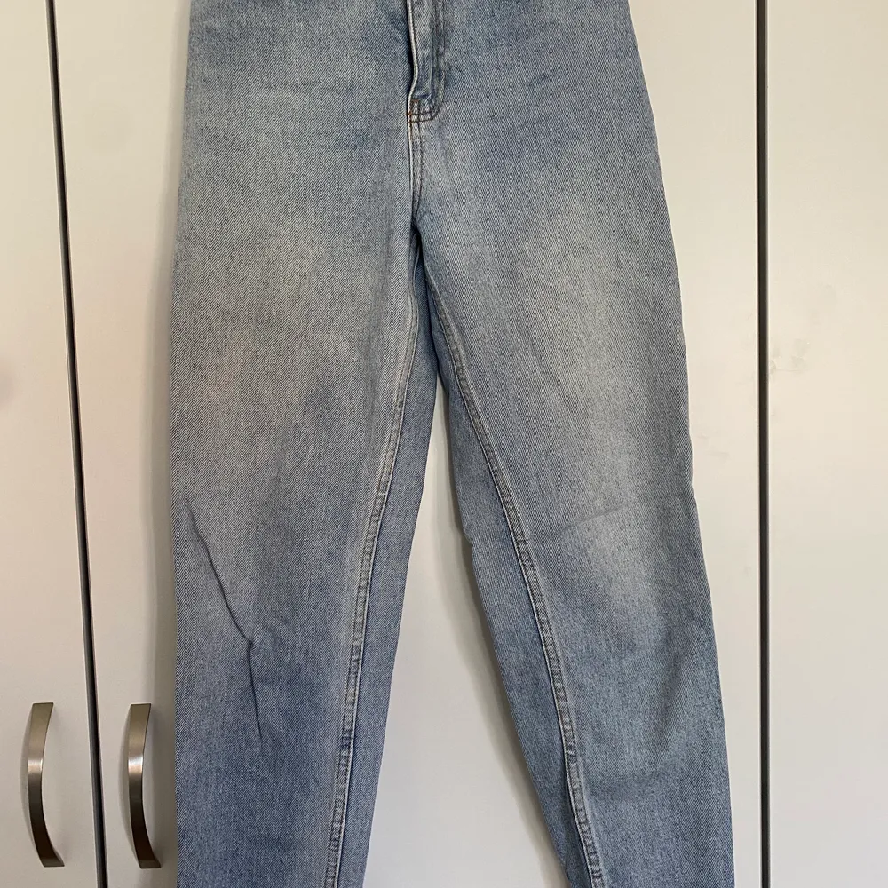 Ett par ljusblåa jeans från Chiquelle i storlek 34. Använda några gånger men i utmärkt skick. . Jeans & Byxor.