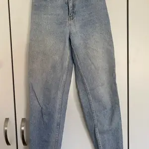 Ett par ljusblåa jeans från Chiquelle i storlek 34. Använda några gånger men i utmärkt skick. 