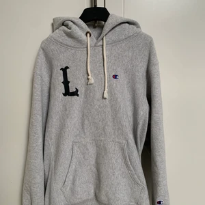 Champion hoodie - En väldigt cool champion hoodie i storlek M. Skicket är 10/10 det finns inga fel på den alls. Passformen är väldigt bra. 