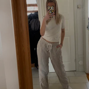 Linnebyxor  - Säljer mina linnebyxor från H&M i storlek medium. Byxorna är nest intill oanvända och i mycket fint skick. Byxorna är i storlek M och går precis nedanför fötterna på mig som är 165cm. Vid frågor eller om ni vill se fler bilder skriv!! Kram <3