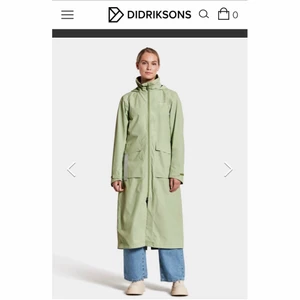 Mintgrön regnjacka Didrikssons strl 36 - Skitsnygg funktionell regnjacka från Didrikssons i en otrolig mintgrön färg! Helt ny med lapparna kvar. Nypris 2500 kr. Jag säljer då jag inte hann returnera den i tid. Säljer för 2000 kr. Länk till hemsidan:    https://www.didriksons.com/se/dam/jackor/varjackor/nadja-parka-long-504133-691