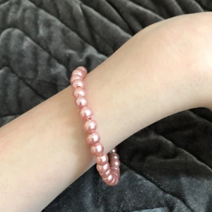 Pärlarmband  - Superfint rosa pärlarmband! Den är 9cm lång 💞