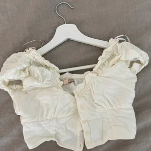 Söt croppad topp - Jättefin cremefärgad topp. Knäppa där fram