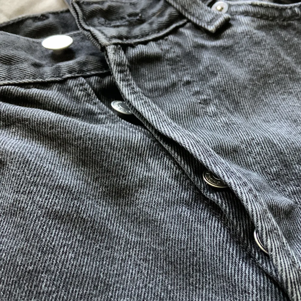 Färg: svart, Storlek W28 L32, svarta jeans i bra skick, gylf har knappstängning, fickor fram och bak, är lösa i passform men inte supervida . Jeans & Byxor.