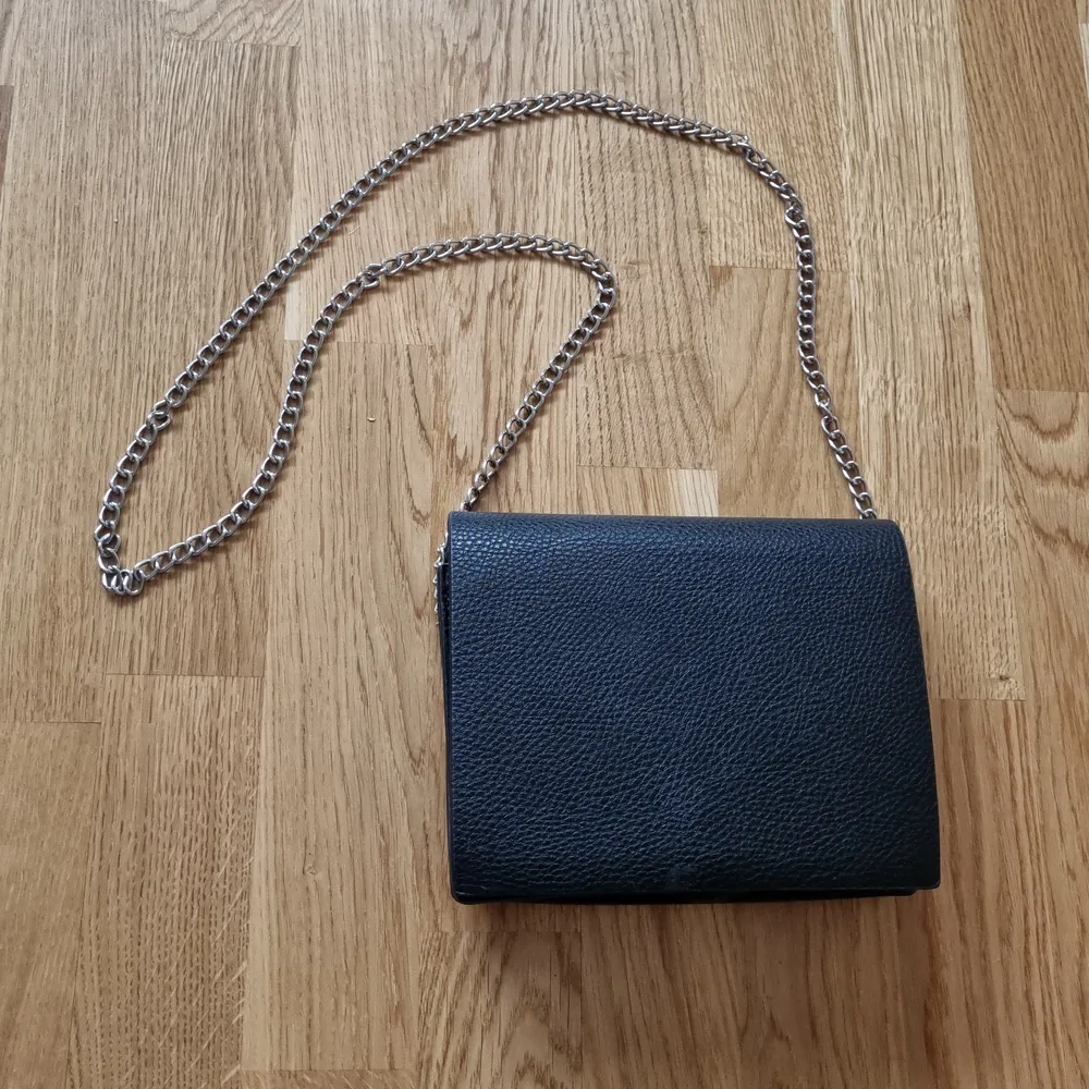 Liten svart väska. 19x16 cm. Aldrig använd.. Väskor.