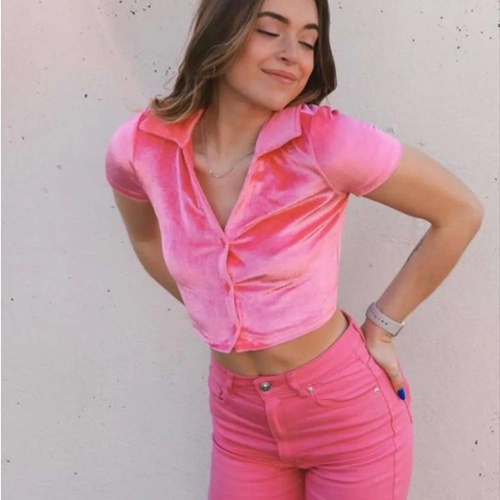 superfin rosa tröja från H&M! Älskar materialet! Helt oanvänd och ny!. Toppar.