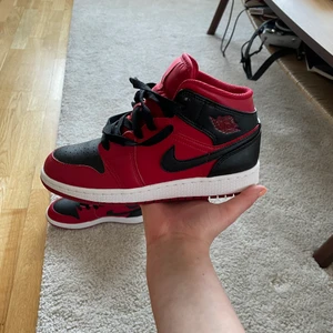 Jordan 1 mid  - Säljer mina assnygga jordans då de är för små för mig och jag inte hade möjlighet att skicka tillbaks dem. De är aldrig använda utan bara provade. Köparen står för frakten 🥰