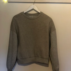 Sweatshirt från Gina Tricot - Grå sweatshirt, köpt från Gina Tricot för kanske ett år sedan för 249 kr. Väldigt mjuk och skön men då storleken och modellen inte riktigt passat mig så är den endast använd ett fåtal gånger. Så i väldigt bra skick helt enkelt! Skulle säga att sista bilden visar nyansen bäst🥰 Bara skriv för mer info och bilder!✨ Köparen står för frakten🌸