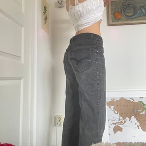 grå jeans - Coola grå jeans köpa secondhand men märket är flash. De är i stl 42 men på mig som brukar ha 36/38 sitter de bra och är lite mer ”baggie” och långa i benen 😍😍 Inga hål eller större defekter men är lite slitna ”vid hälen” längst ner på byxbenen