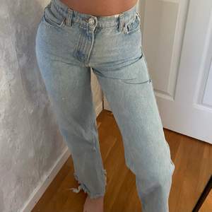 Säljer dessa raka jeans från Zara i en jättefin ljusblå tvätt då de är för små för mig. Storlek 32 men är större i storlek🤍 Nypris 499