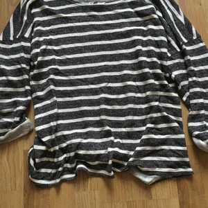 Randig långärmad tröja - Köpte denna tröjan för ett halvår sedan på H&M för 150kr. Storleken är M men jag har XS och har använt den som en baggy kofta