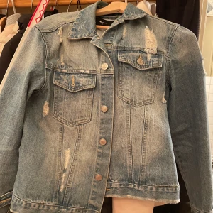 Jeans jacka  - Jätte fin jeans jacka från bik bok