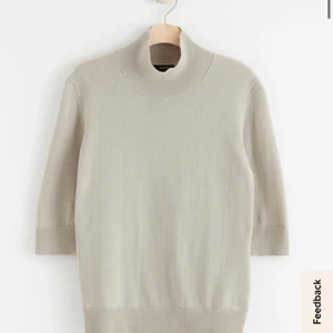 Stickad t-shirt  - Säljer denna superfina stickade t-shirt från Lindex, köpt second hand men var aldrig använd prislappen var kvar. Jag har använt den en gång så i nyskick. Inga märken eller fläckar. Skriv för fler bilder. Köparen står för frakten❤️