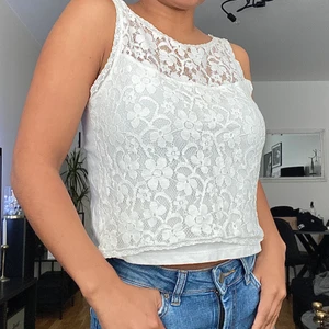  vit topp från Hollister strl XS - En fin gullig vit spets topp/linne från Hollister storlek XS 