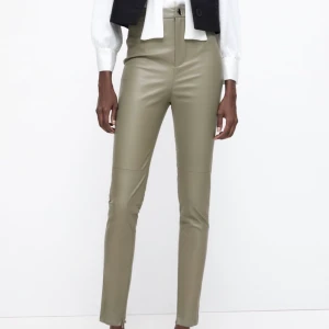 ZARA Skinnbyxor  - Nya byxor från Zara. Aldrig använda. Storlek: M