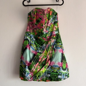 Blommig Klänning från Zara -  Sommarklänning från Sara, 97 % bomull, 100 % polyester, använt endast två gånger 