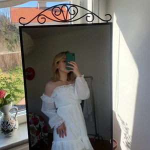 Vit Studentklänning - Super söt studentklänning jag köpte till förra året som aldrig användes!