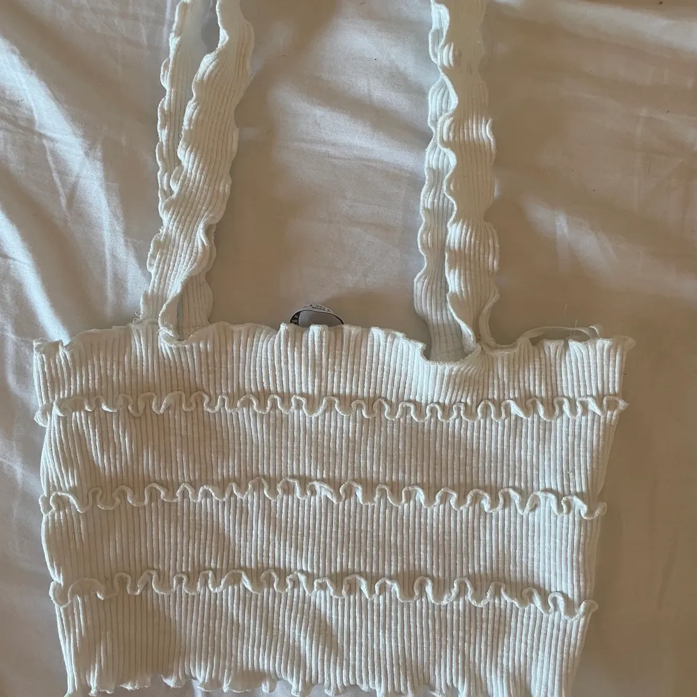 Jättefint vitt, kort linne från Zara som endast är använd 1 gång! Stretchigt i materialet! 70kr + frakt!!😍. Toppar.
