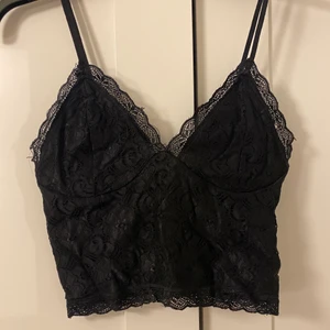 Spets croptop - Svart spets croptop top. Storlek XS men passar även S. Använd endast 1 gång. 