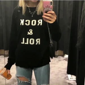 Stickad zadig tröja - Så himla fin zadig tröja, 100% Kashmir. har Tyvär några få diskreta defekter som syns på bild tre.