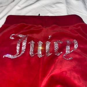 Ett par äkta röda juicy couture byxor Med diamanter där bak. Använda 1 gång, helt nytt skick.  Vill sälja pga att jag fick dessa i julklapp men den var i fel modell.  Pris kan diskuteras 💕