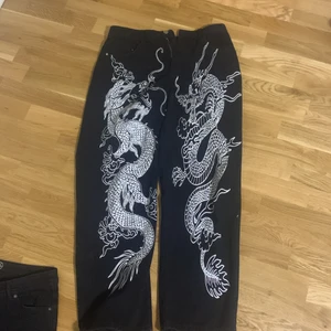 PRIS DISKUTERAS I DM - Hej,jag säljer Mina Byxor Som inte kommer t Användning Mina 2 Mönster Jeans Den Oranga kostar original Pris på 239kr Men säljer för 150kr Om man skriver Snabbt blir det 100kr Samma med Den Andra svart Mönstra Storlek L På svarta Storlek M på Orange 