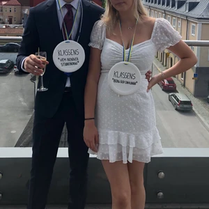 Studentklänning  - Säljer min studentklänning endast använd en gång. Det är i mycket bra skick från princess polly, nypris va 400kr 