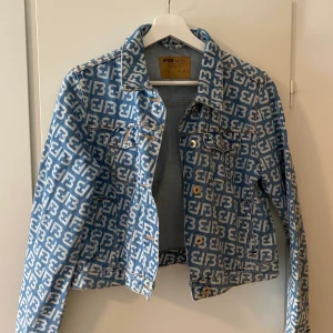 Jeans jacka från NewYorker - En jeans jacka med coolt mönster köpt från NewYorker förra sommaren, används endast ett fåtal gånger.