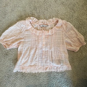 ❗️Ljusrosa blus från Other stories❗️ - 💕Säljer denna fina ljusrosa blusen från other stories då den är lite för liten för mig. Blusen är i storlek 36. Denna fina blus passar perfekt till allt💕