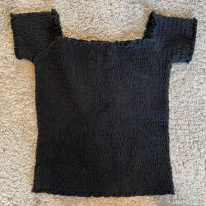 ❗️ Smocked svart topp från Hollister❗️ - 💕Säljer denna svarta toppen från Hollister då den är för liten för mig. Toppen är i storlek S. Den passar perfekt till allt💕