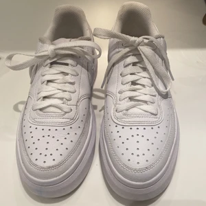 Nike skor - säljer mina nya nike skor perfekt nu till våren🤍Köpta igår och endast provade🤍Vill sälja så fort som möjligt. De är i jätte bra sick! kostade 899 men säljer för 800. Kontakta mig om du skulle vara intresserad eller fler bilder:)🤍