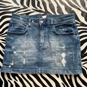 Y2k skirt💘 - Lågmidjad mini kjol från monki i bra kvalitet! 💘 Y2k inspo 