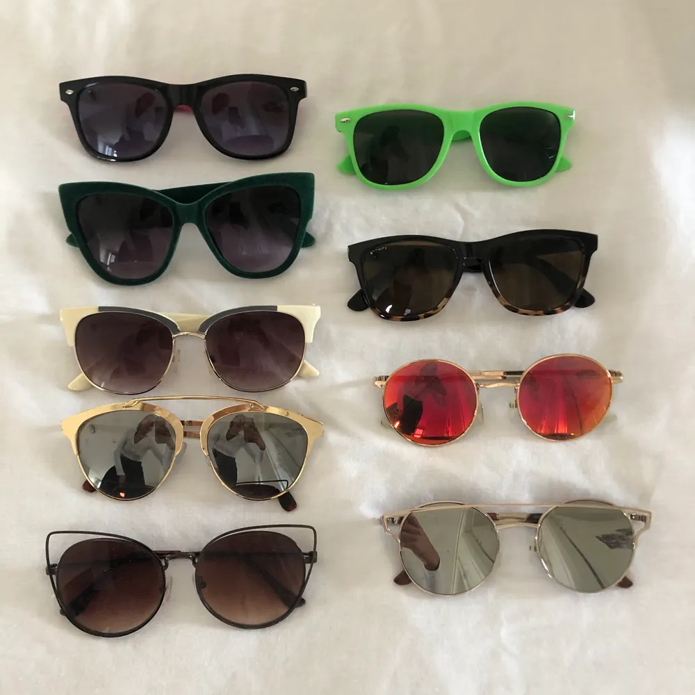 Lite olika solglasögon i olika modeller från 30-50 kr. . Accessoarer.