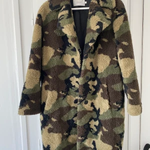 STAND  - Teddykappa från stand, har några år på nacken men mest hängt på en galge. Nypris ca 2700kr, säljer billigt då vi flyttar och vill inte behöva flytta med mig allt. Stl 34 men sitter utmärkt på mig som har stl 36