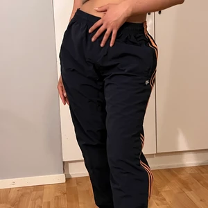 Adidas byxor - Skrolla för fotbild. Nej men coola byxor i typ jogg material som inte används tillräckligt mycket