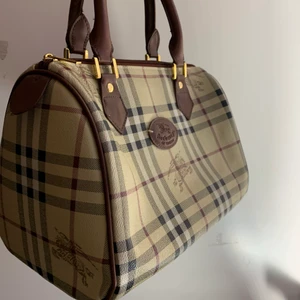 Burberry handväska - En burberry handväska som bara har stått, jag fick den i present och är älta tror jag men är osäker.