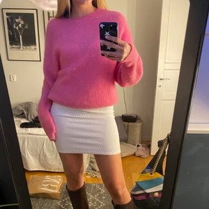 Stickad tröja - Säljer denna fina stickade tröjan. I princip helt oanvänd. Jättefin till sommaren! Skriv privat om du är intresserad!