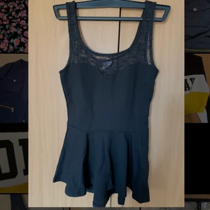 Svart peplum topp linne med spets   - Snygg peplum topp som är svart och har även spets. Skön material, bekväm och snygg. Har använts 1-2gåner men är i nyskick. Kan skicka fler bilder vid förfrågan. Priset kan diskuteras. (Köp 3 plagg betala för 2) 