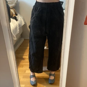 Svarta linnebyxor  - Snygga pösiga linnebyxor med hög midja. Prefekt till varmare tider, eller bara som lounge kläder att ha hemma. Relaxed och baggy fit med lite ”mom jeans” fit! OBS: okänd storlek men skulle gissa S 