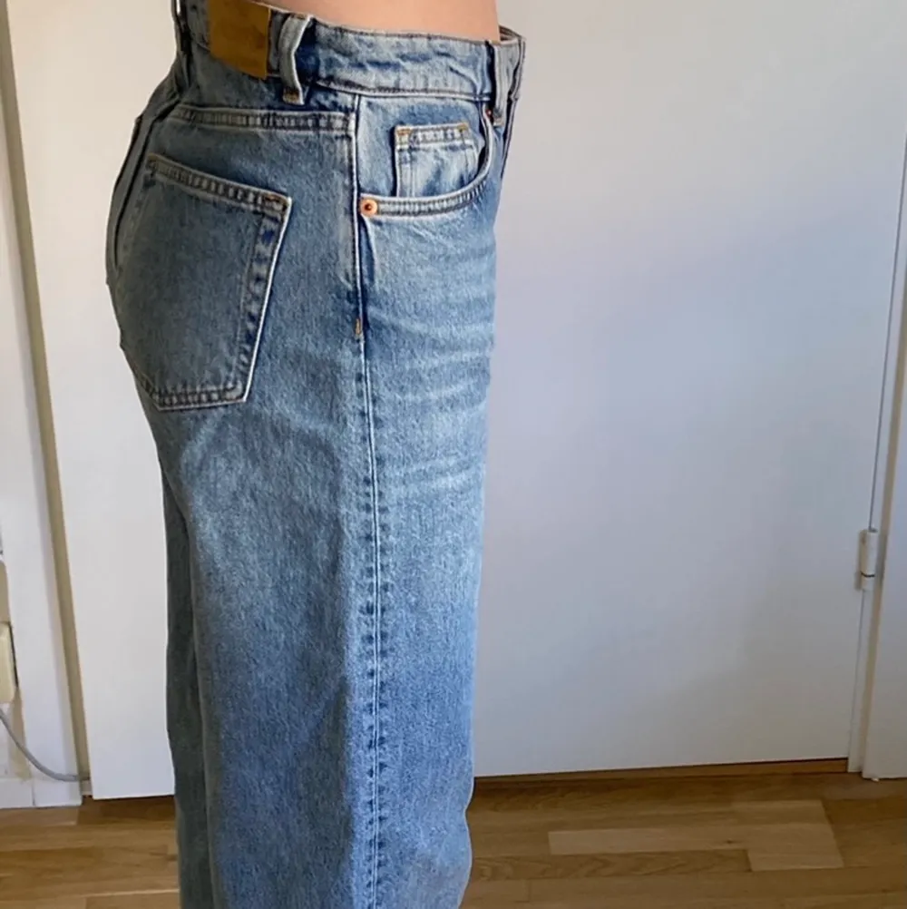 Jeans från Monki som jag använt bara en gång. De är för långa för mig som är 163 cm. Innerbenlängd 79 cm. Jeans & Byxor.