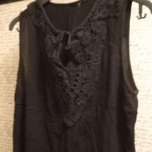 Linne..stl M - Linne..med snörning/brodyr fram