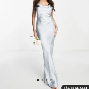 Ljusblå balklänning - Säljer denna super fina balklänning i storlek 36 från ASOS då den hade en liten defekt på magen och även var för liten, defekten finns på bild 3!! Pris kan diskuteras och köparen står för frakten!